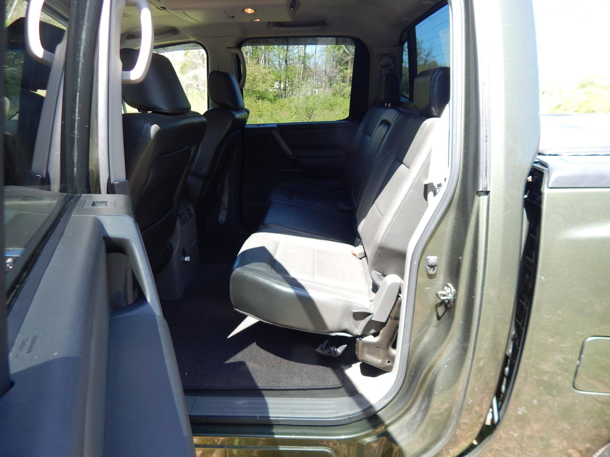 Used 2005 Nissan Titan LE w/ (T01) Tow Pkg AWD/4WD image 15