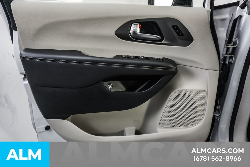 Used 2024 Chrysler Pacifica Select image 47