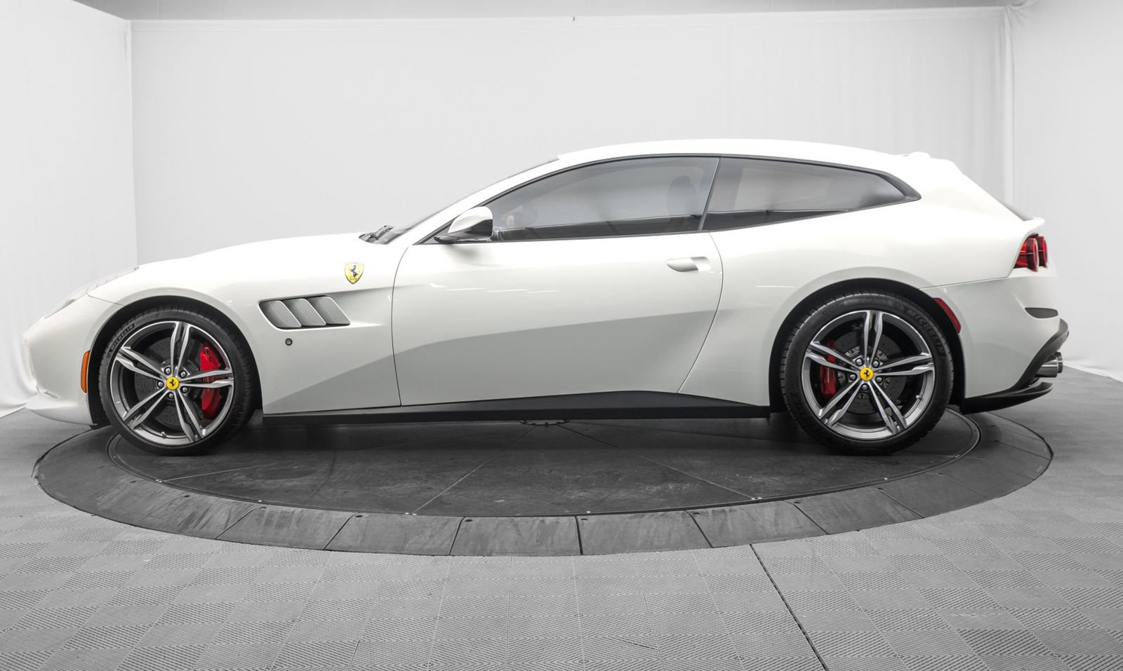 Used 2019 Ferrari GTC4Lusso AWD/4WD image 4