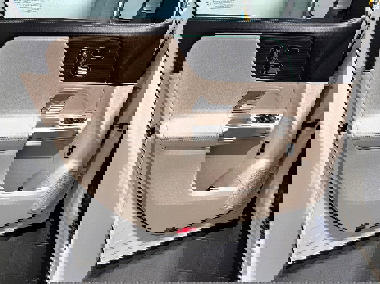 New 2025 Mercedes-Benz GLB 250 4MATIC image 8