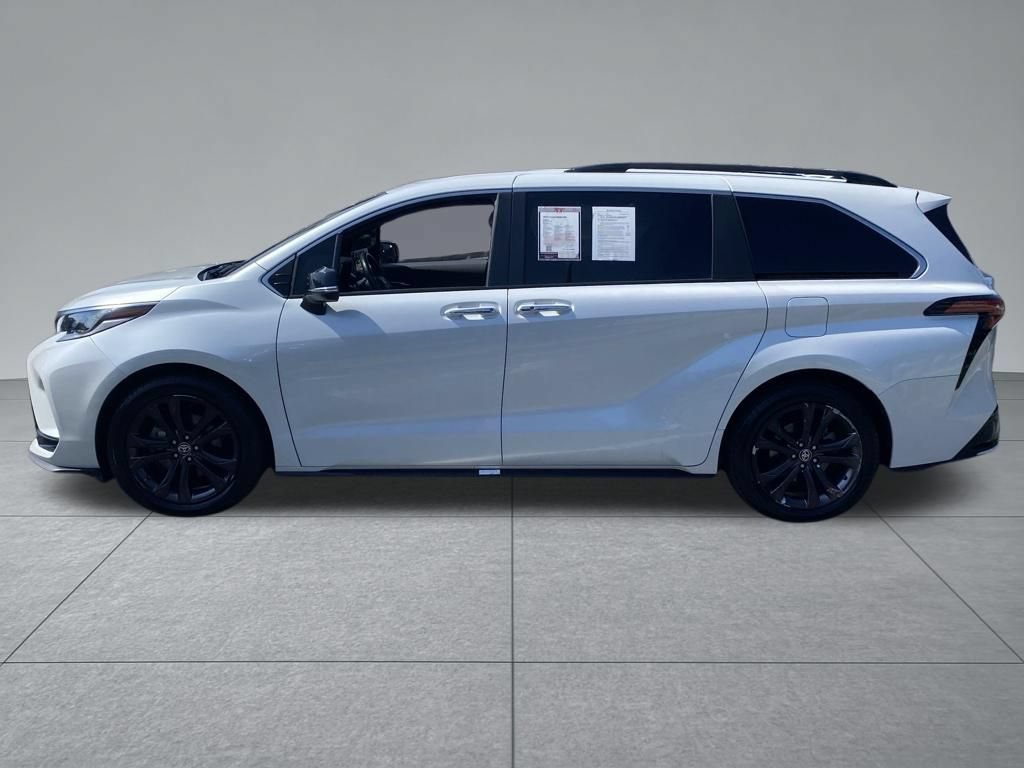 Used 2023 Toyota Sienna XSE FWD image 4