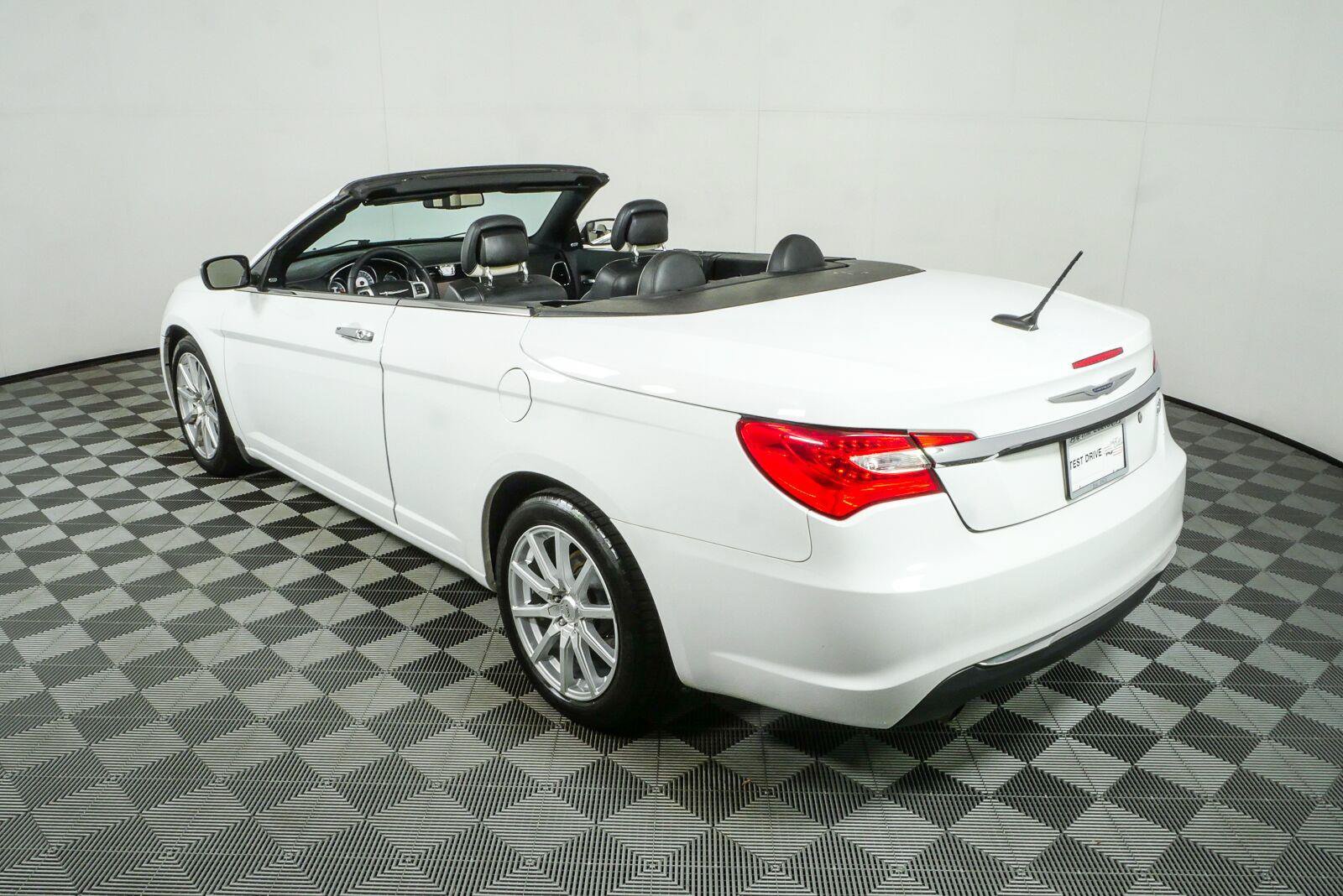 Used 2013 Chrysler 200 Limited FWD image 22