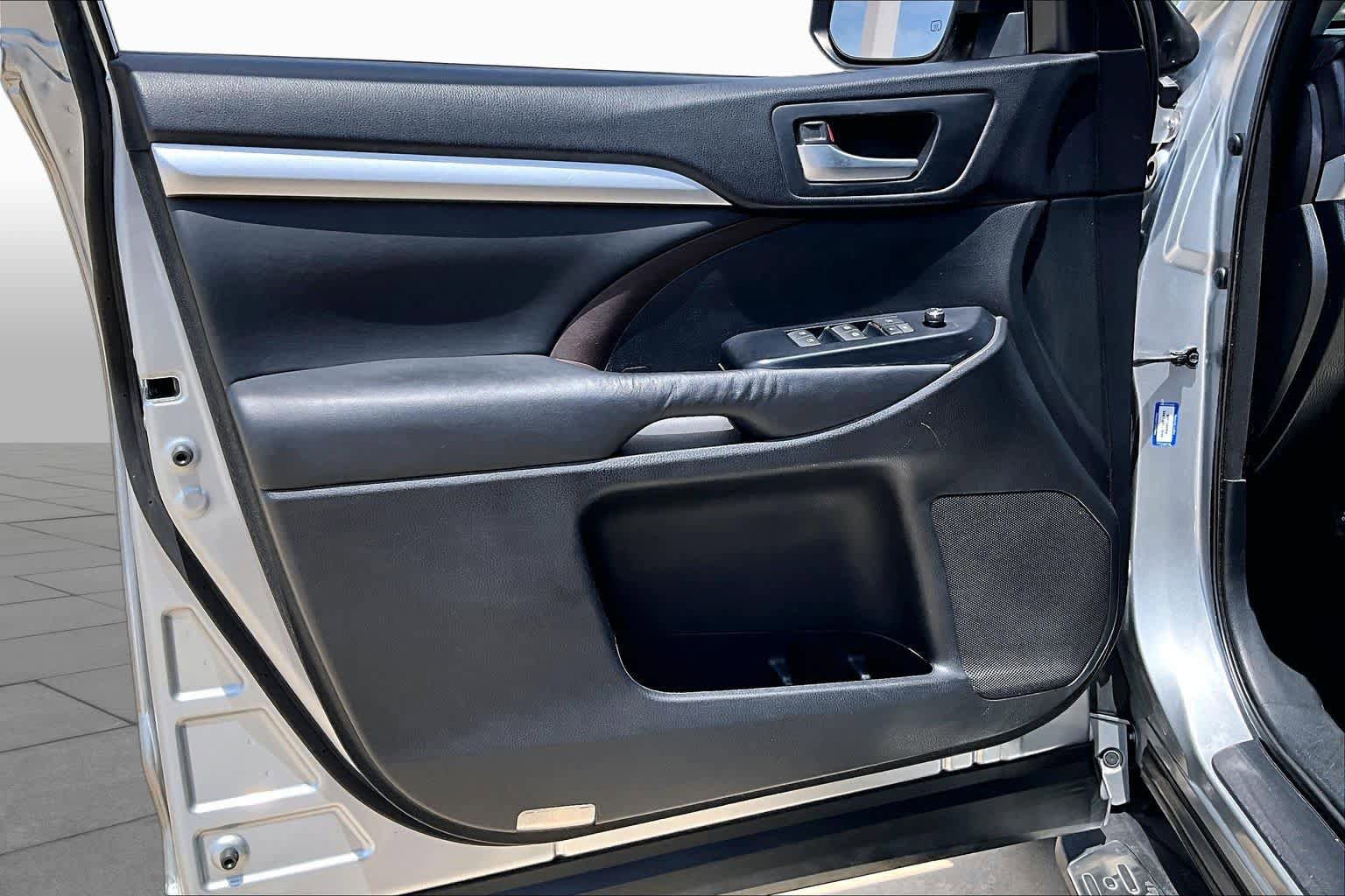 Used 2015 Toyota Highlander XLE FWD image 20
