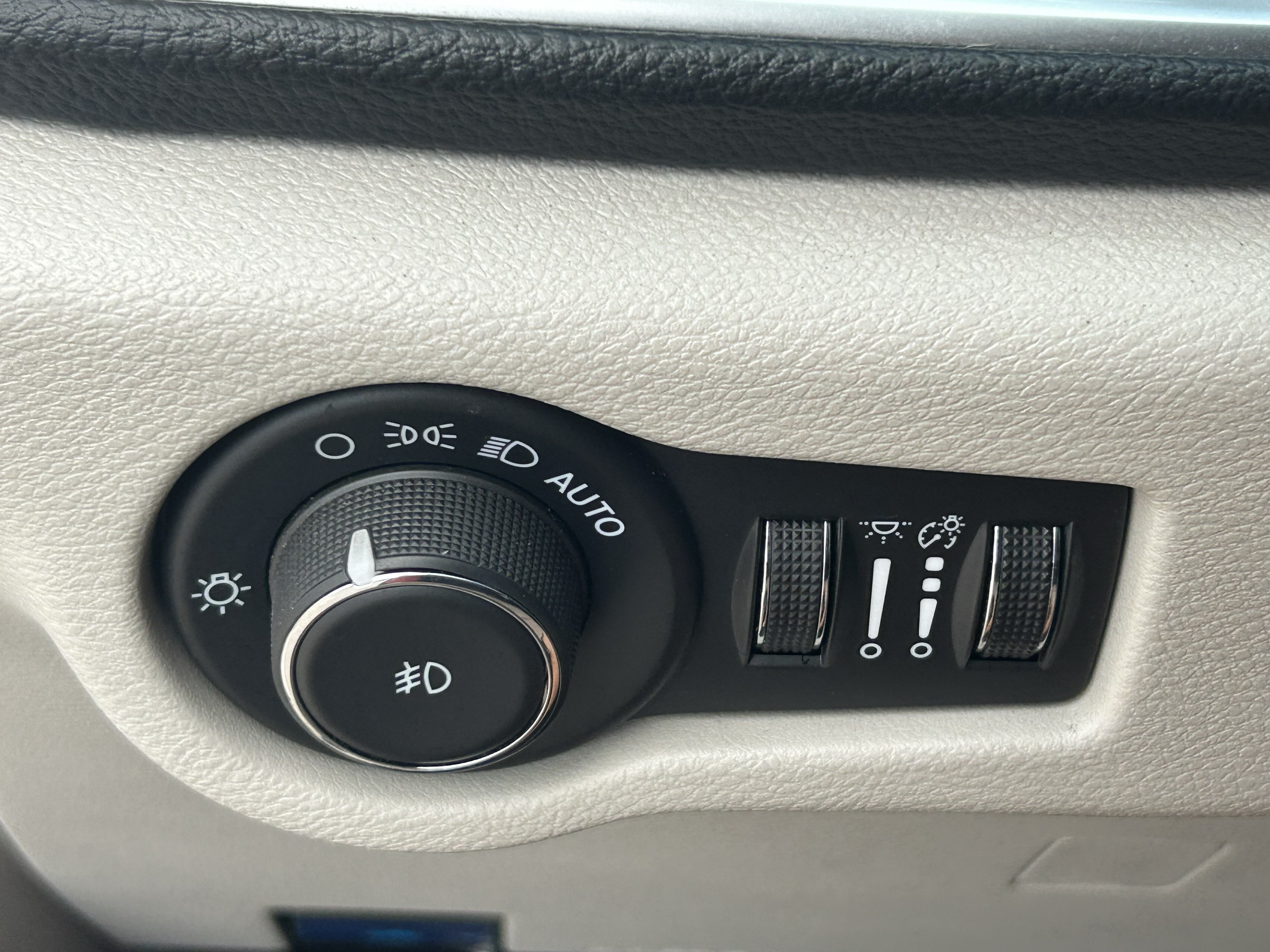 Used 2024 Chrysler Pacifica Limited FWD image 31