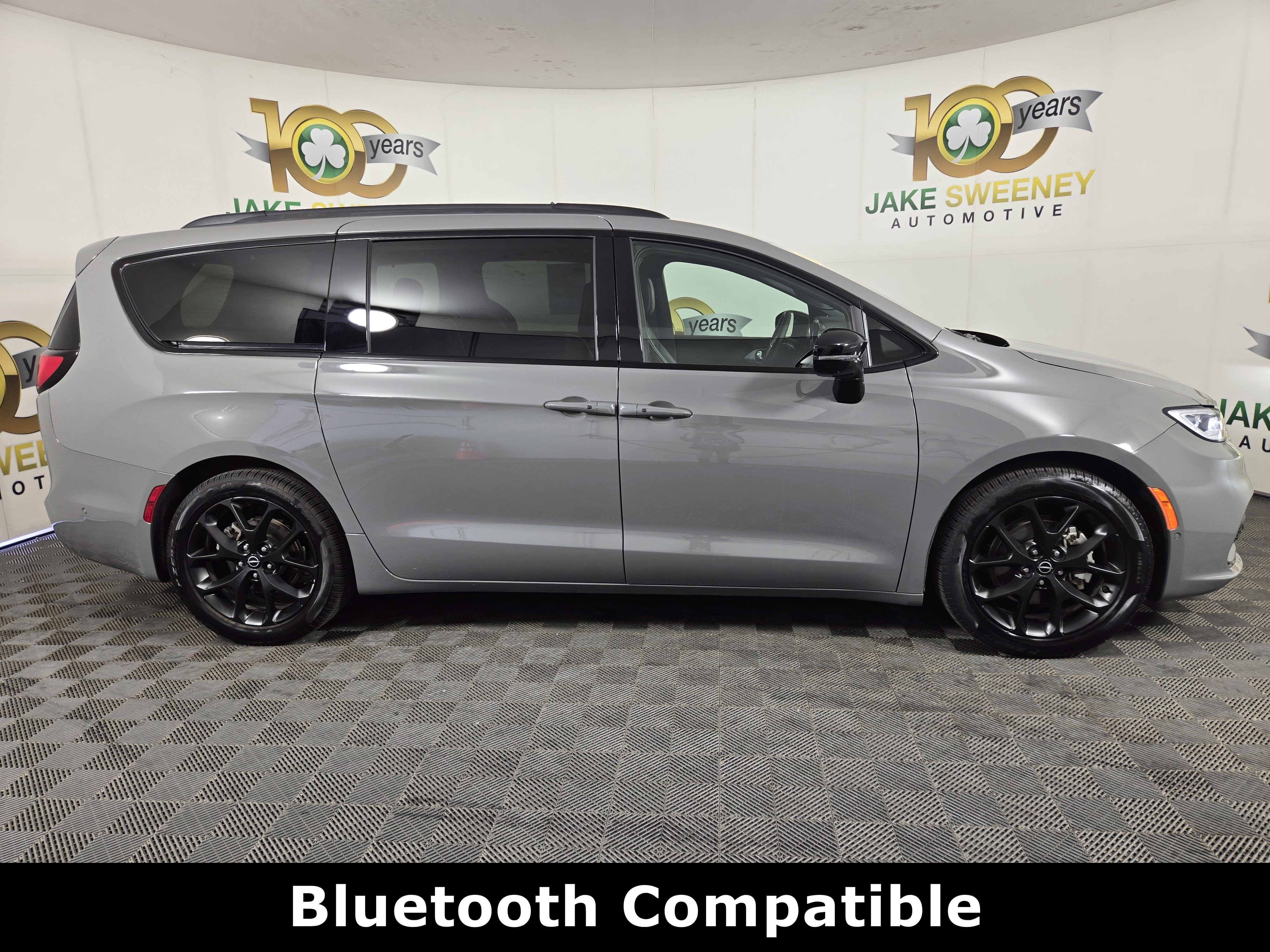 Used 2025 Chrysler Pacifica Limited FWD image 11