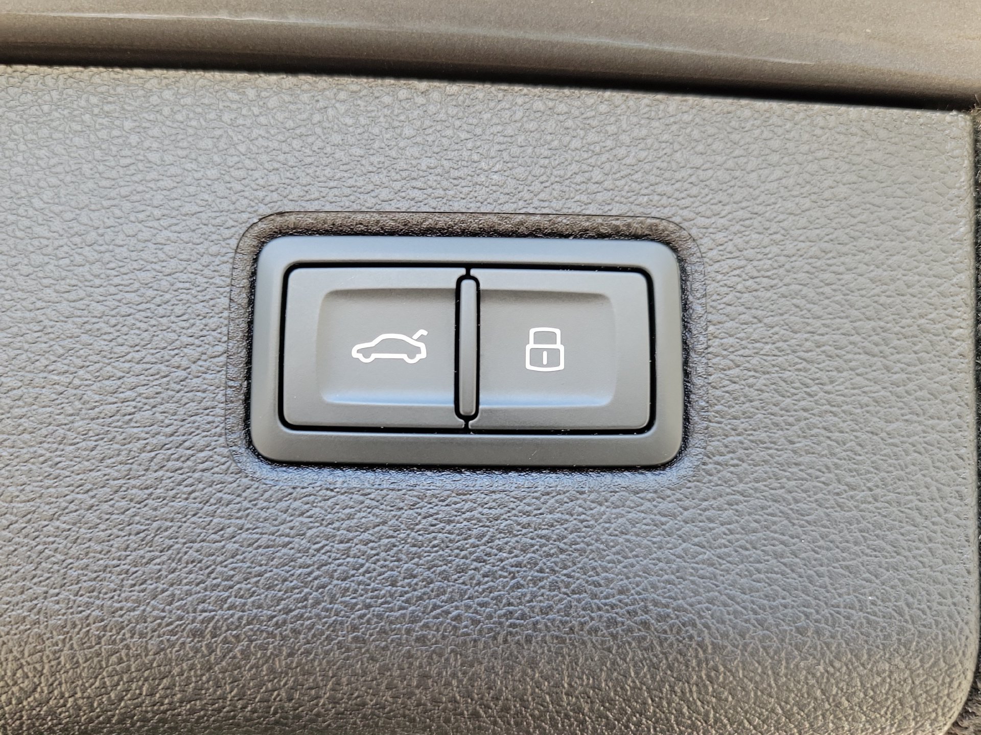 Certified 2023 Bentley Bentayga Plug-In Hybrid AWD/4WD image 17