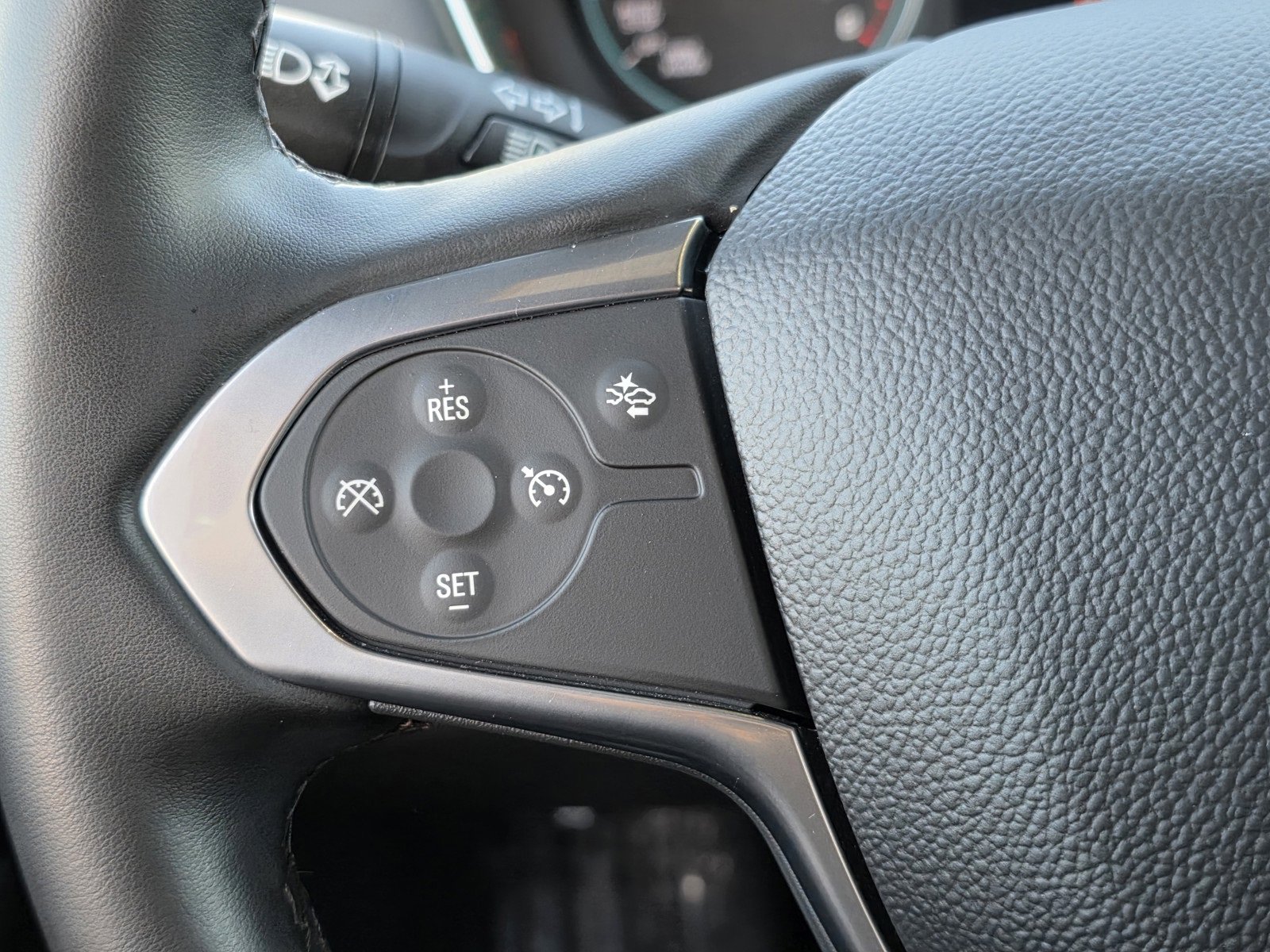 Used 2023 Chevrolet Traverse LT image 32