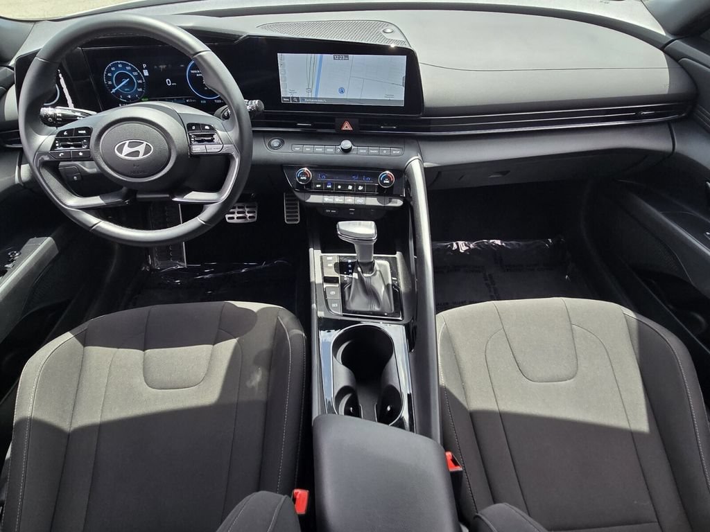 Certified 2025 Hyundai Elantra SEL w/ Cargo Package FWD image 12
