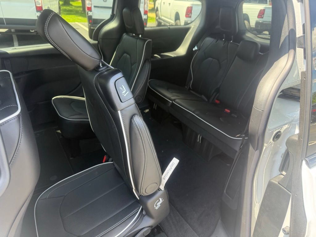 New 2027 Chrysler Pacifica Limited w/ Family Tech Group FWD image 34