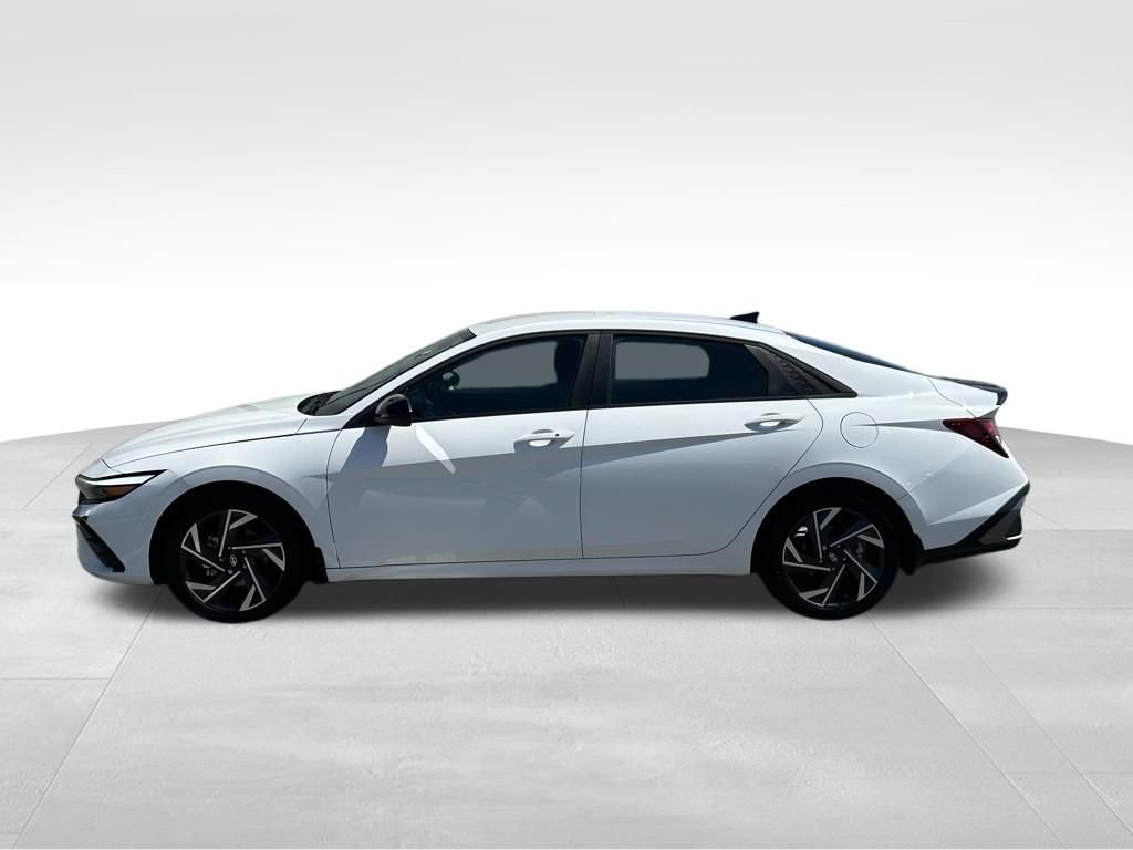 Used 2025 Hyundai Elantra Sport FWD image 2