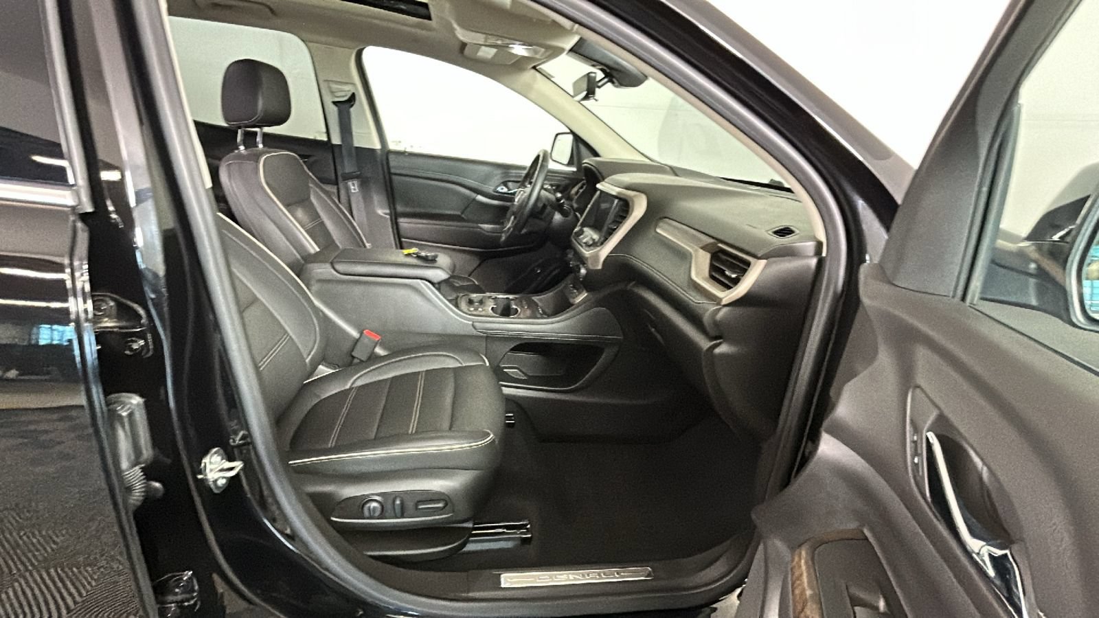 Used 2023 GMC Acadia Denali w/ Black Diamond Edition AWD/4WD image 37