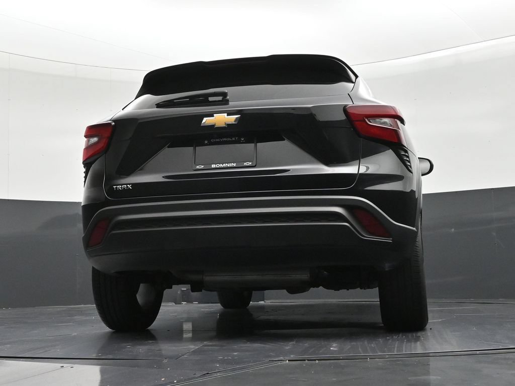 Used 2024 Chevrolet Trax LS w/ LS Convenience Package FWD image 23