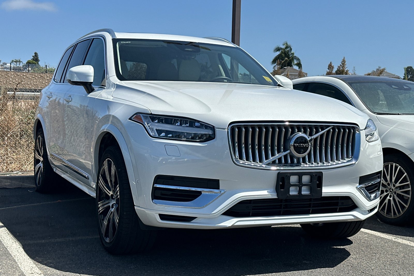 Used 2025 Volvo XC90 T8 Ultra w/ Protection Package Premier AWD/4WD image 2