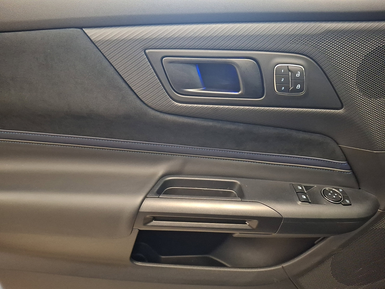 Used 2025 Ford Mustang Dark Horse image 8