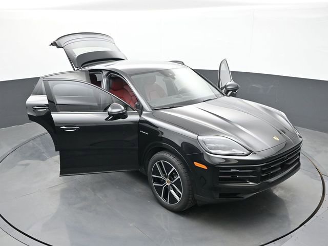 Certified 2024 Porsche Cayenne Coupe AWD/4WD image 33