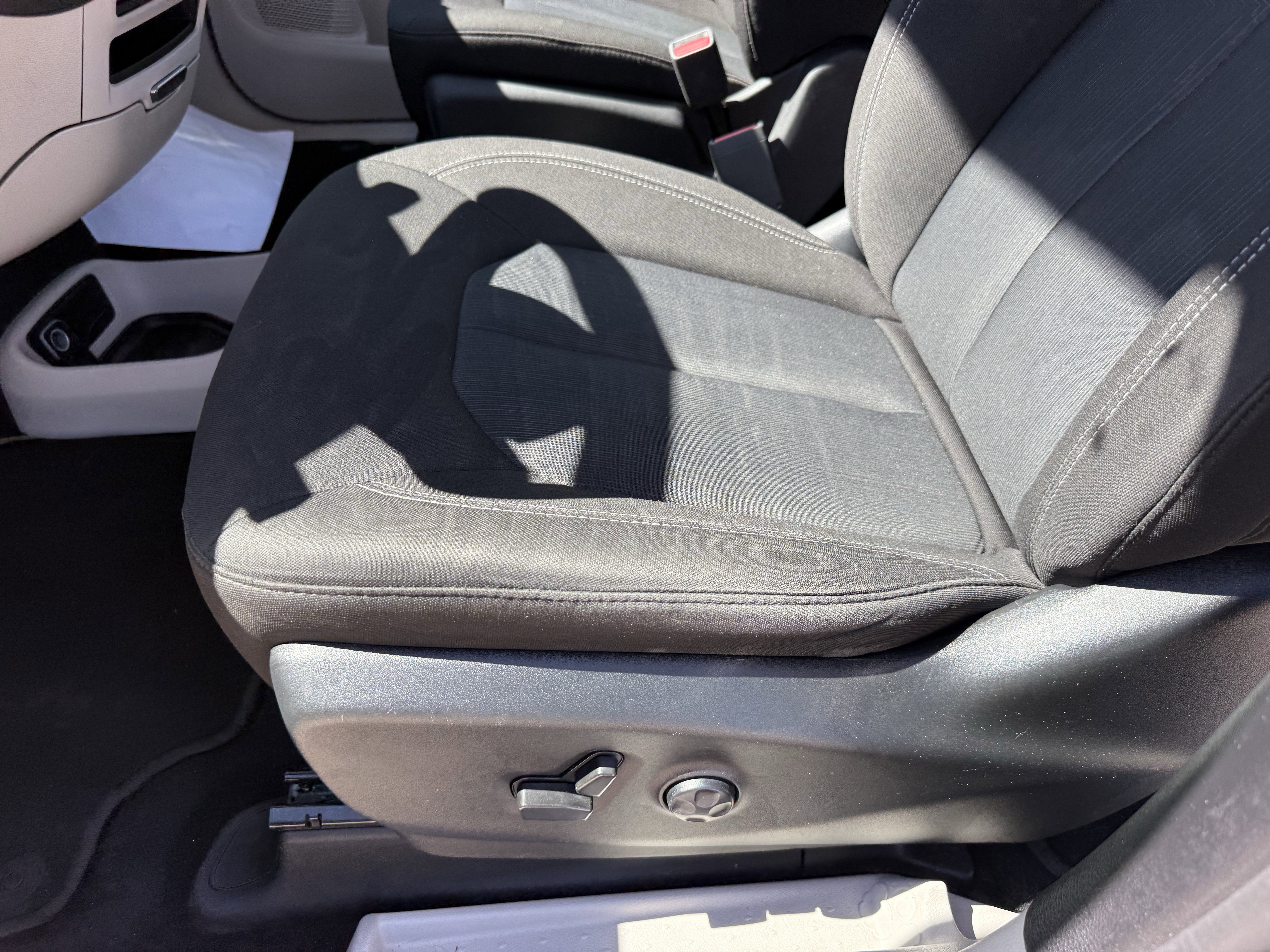 Used 2022 Chrysler Voyager LX image 28