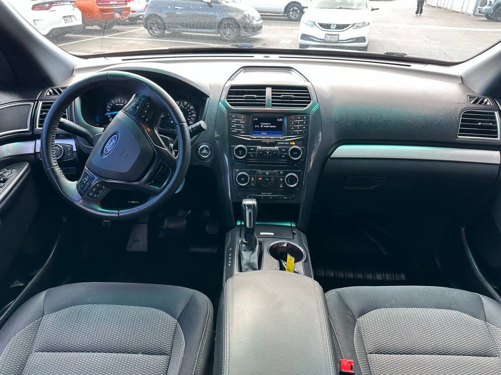Used 2017 Ford Explorer XLT image 10