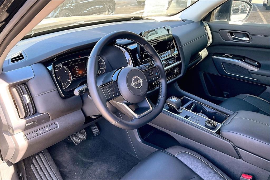 Used 2025 Nissan Pathfinder SL image 16