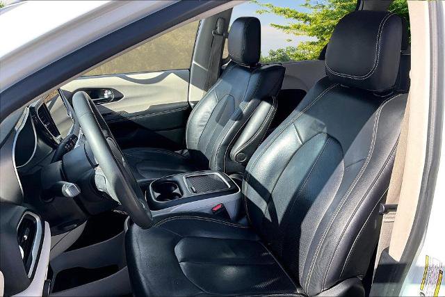 Used 2022 Chrysler Pacifica Touring-L w/ Uconnect Theater Family Group image 24