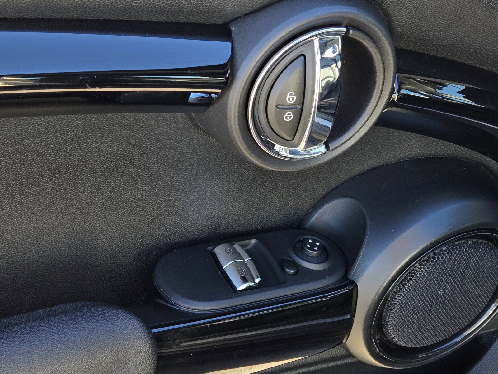 Used 2019 MINI Cooper 2-Door Hardtop image 18