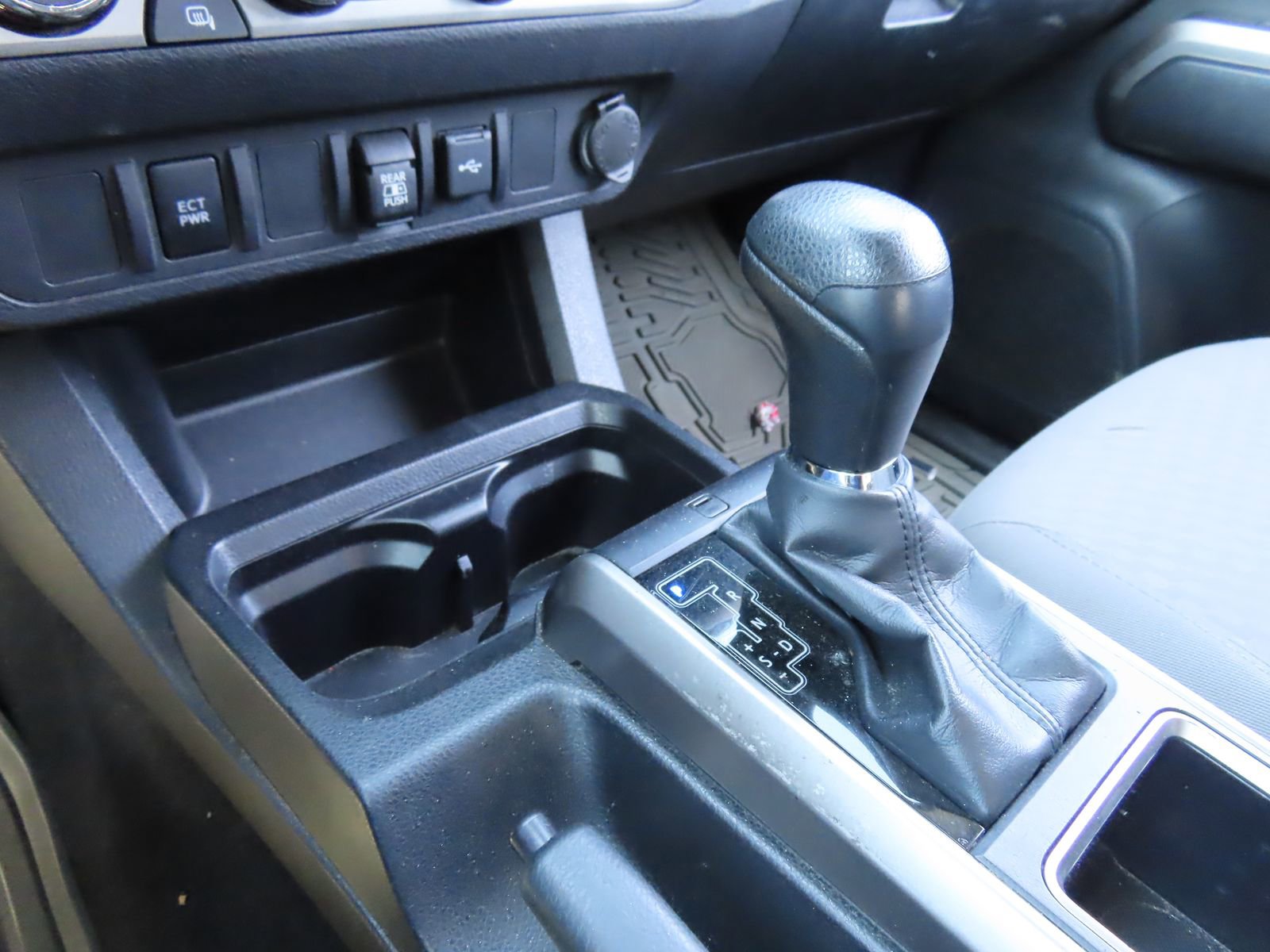 Used 2022 Toyota Tacoma SR5 AWD/4WD image 25