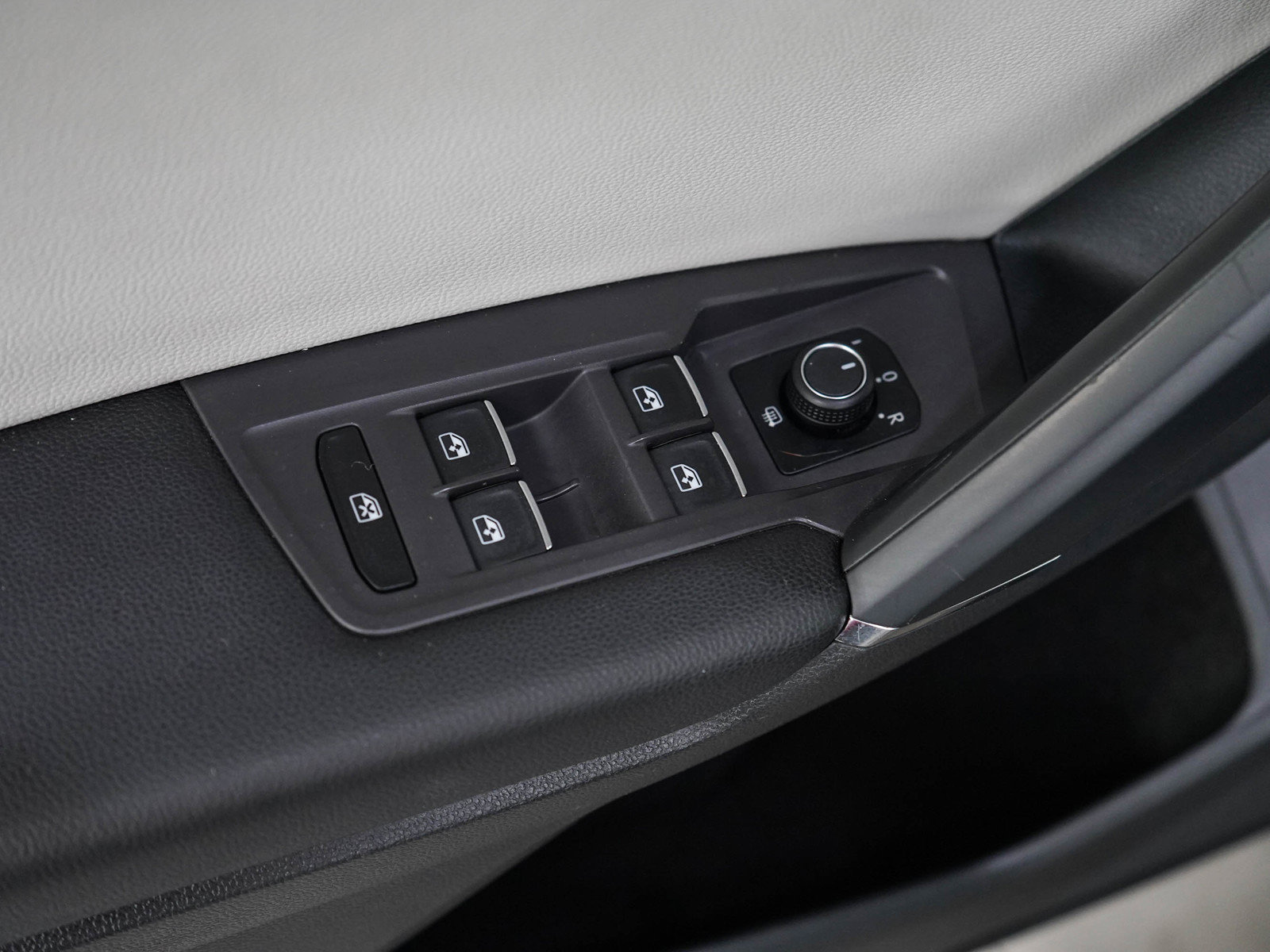 Used 2018 Volkswagen Tiguan SEL AWD/4WD image 20