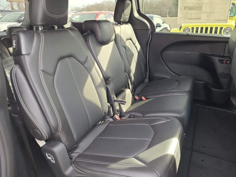 New 2026 Chrysler Pacifica Select image 29