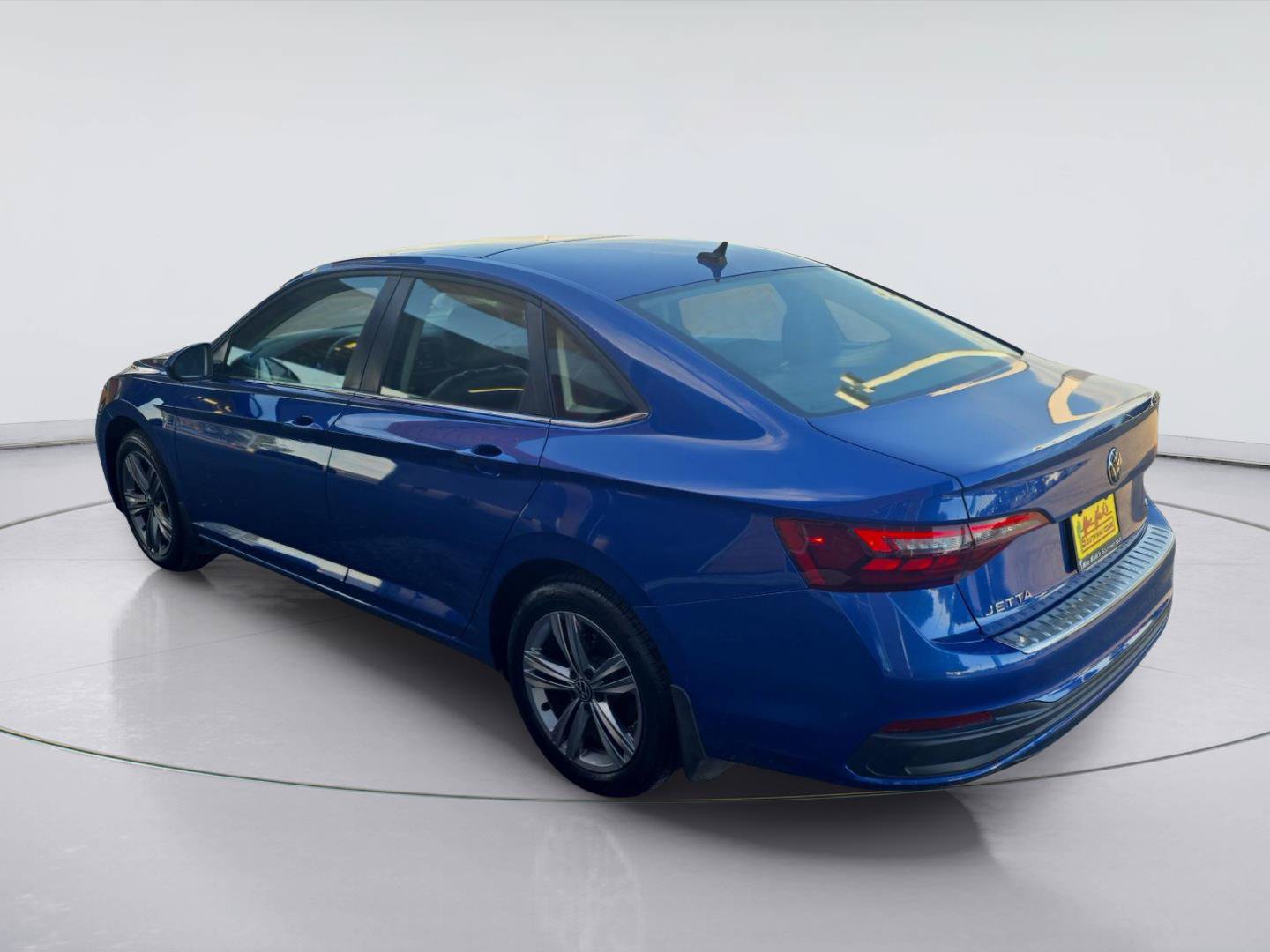 Used 2024 Volkswagen Jetta SE w/ Panoramic Sunroof Package FWD image 3