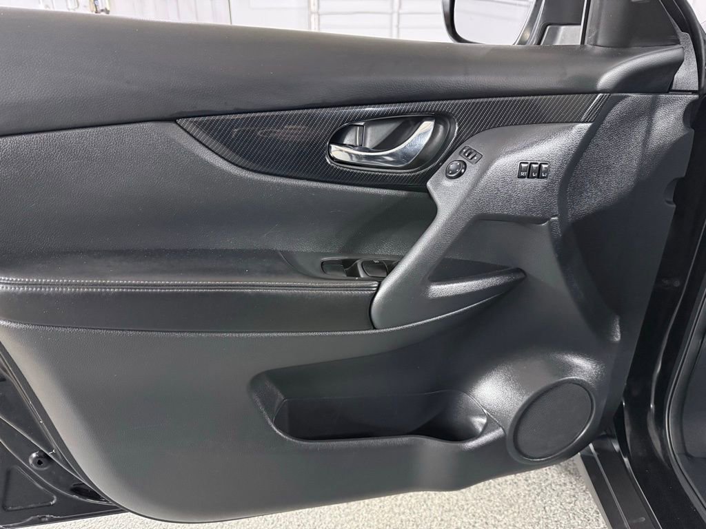 Used 2019 Nissan Rogue SL AWD/4WD image 16