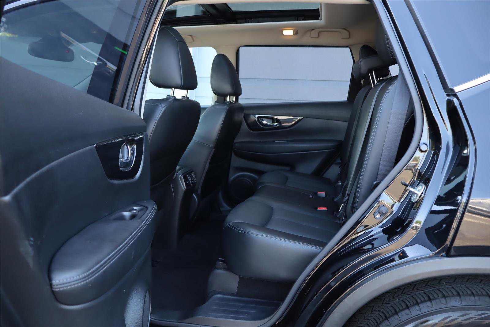 Used 2017 Nissan Rogue SL w/ SL Premium Package image 24