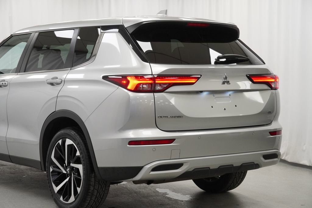 Used 2024 Mitsubishi Outlander SE image 13