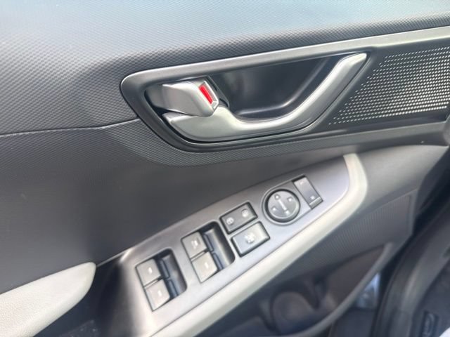 Used 2022 Hyundai Ioniq SE FWD image 12