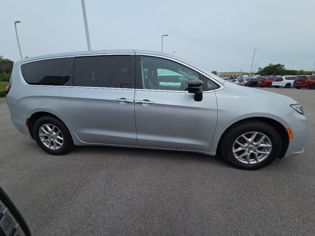 Used 2024 Chrysler Pacifica Touring-L FWD image 4