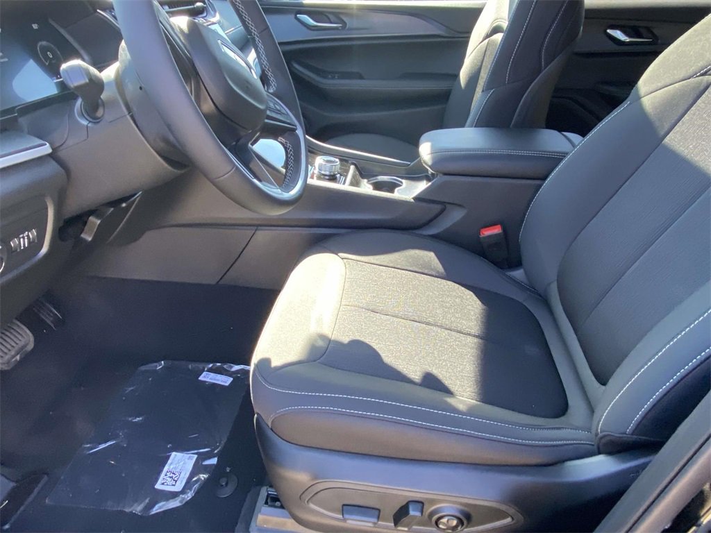 New 2025 Jeep Grand Cherokee L Laredo image 37