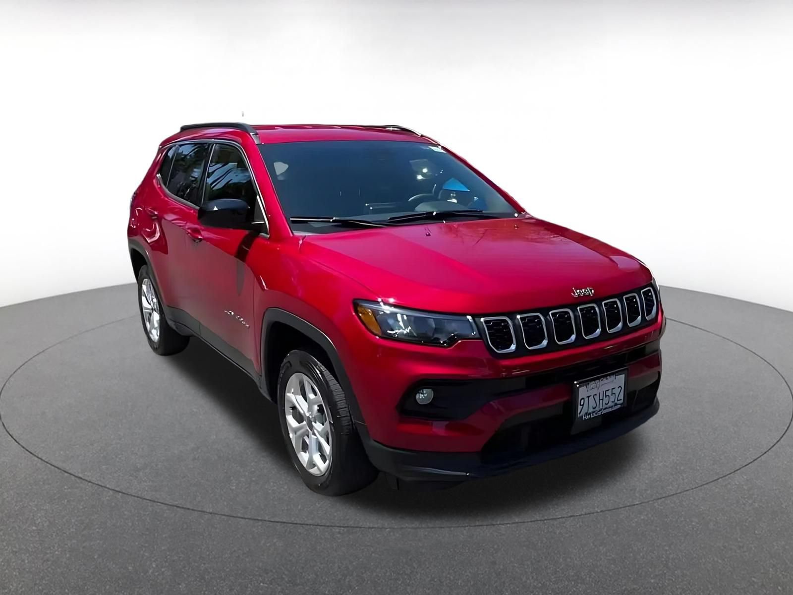 Used 2025 Jeep Compass Latitude AWD/4WD image 3