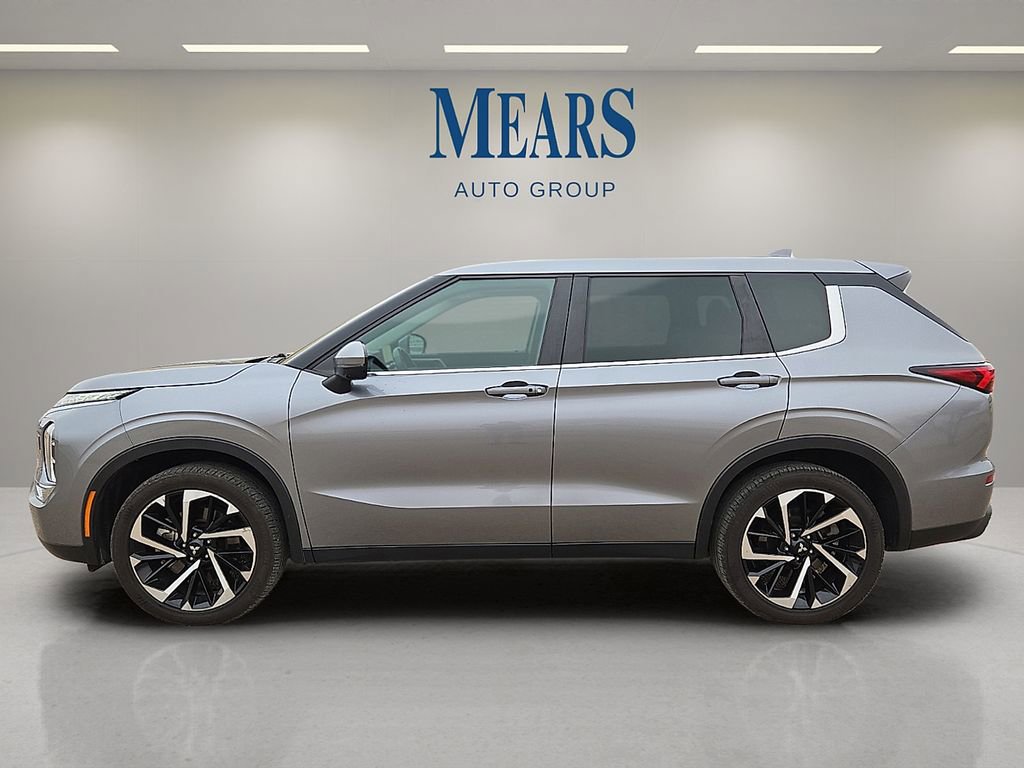 Used 2023 Mitsubishi Outlander SE image 2
