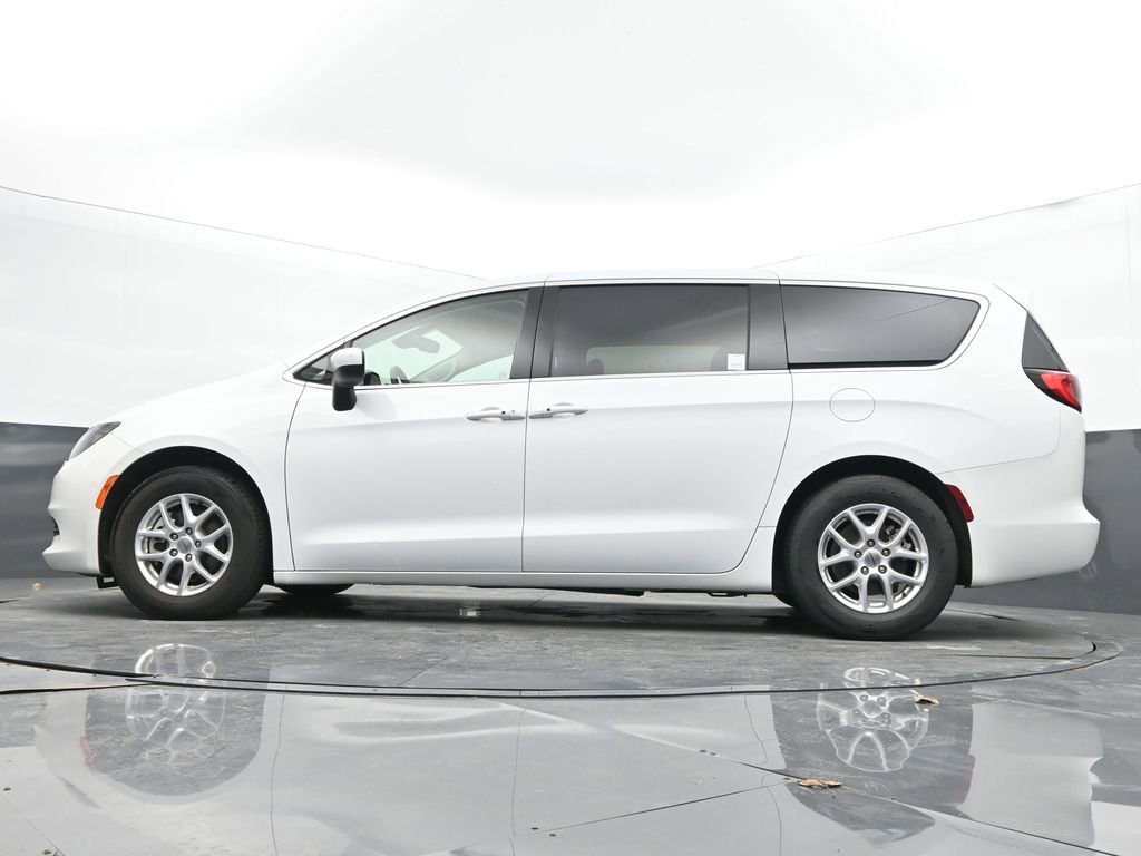Used 2023 Chrysler Voyager LX FWD image 27