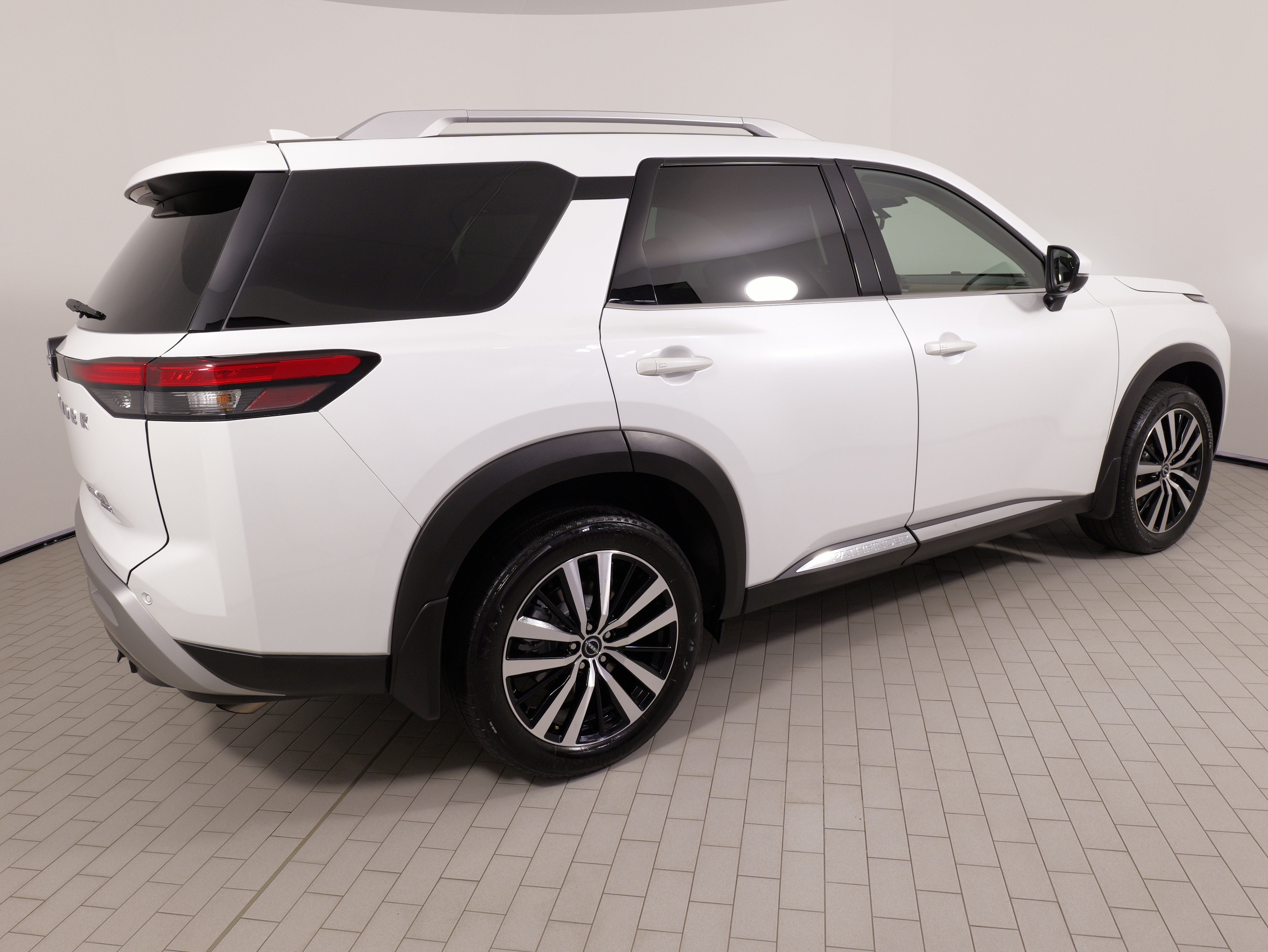 Used 2025 Nissan Pathfinder Platinum AWD/4WD image 12