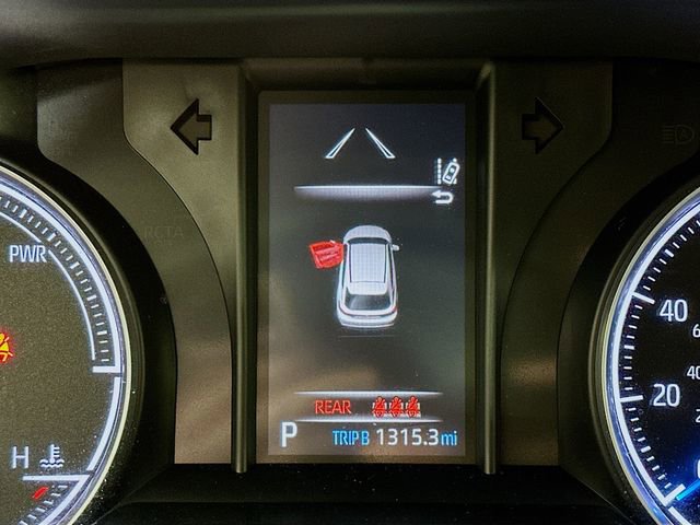 Used 2021 Toyota Venza LE image 12