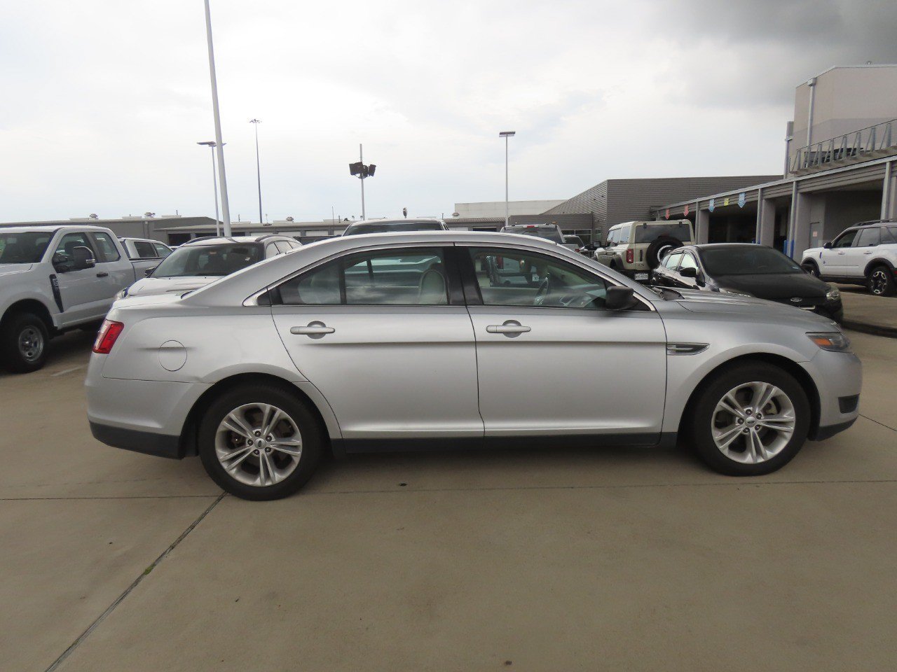 Used 2017 Ford Taurus SE FWD image 10