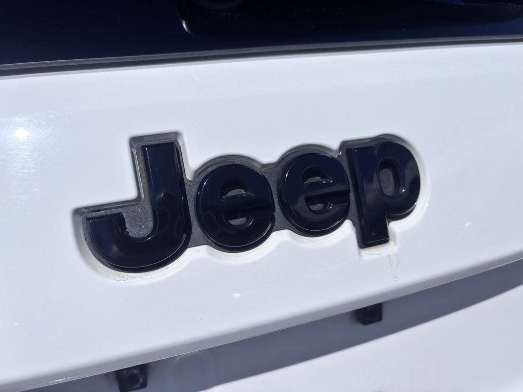 Used 2018 Jeep Grand Cherokee Altitude AWD/4WD image 11