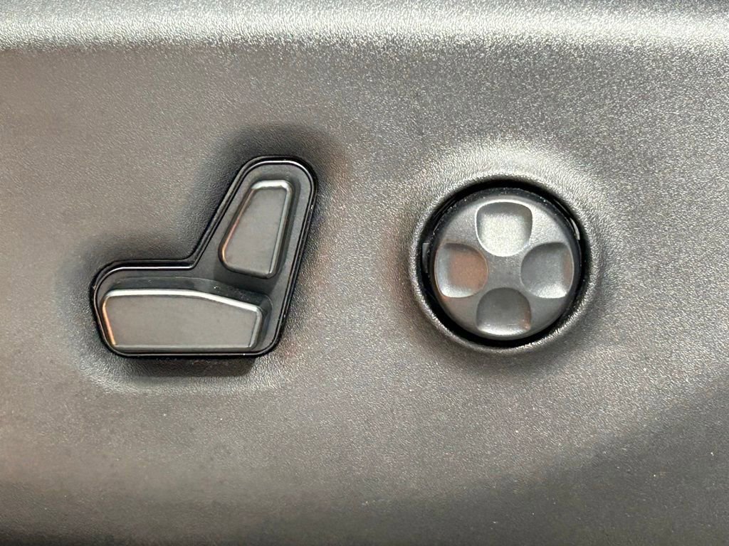 Used 2023 Chrysler Pacifica Touring-L image 32