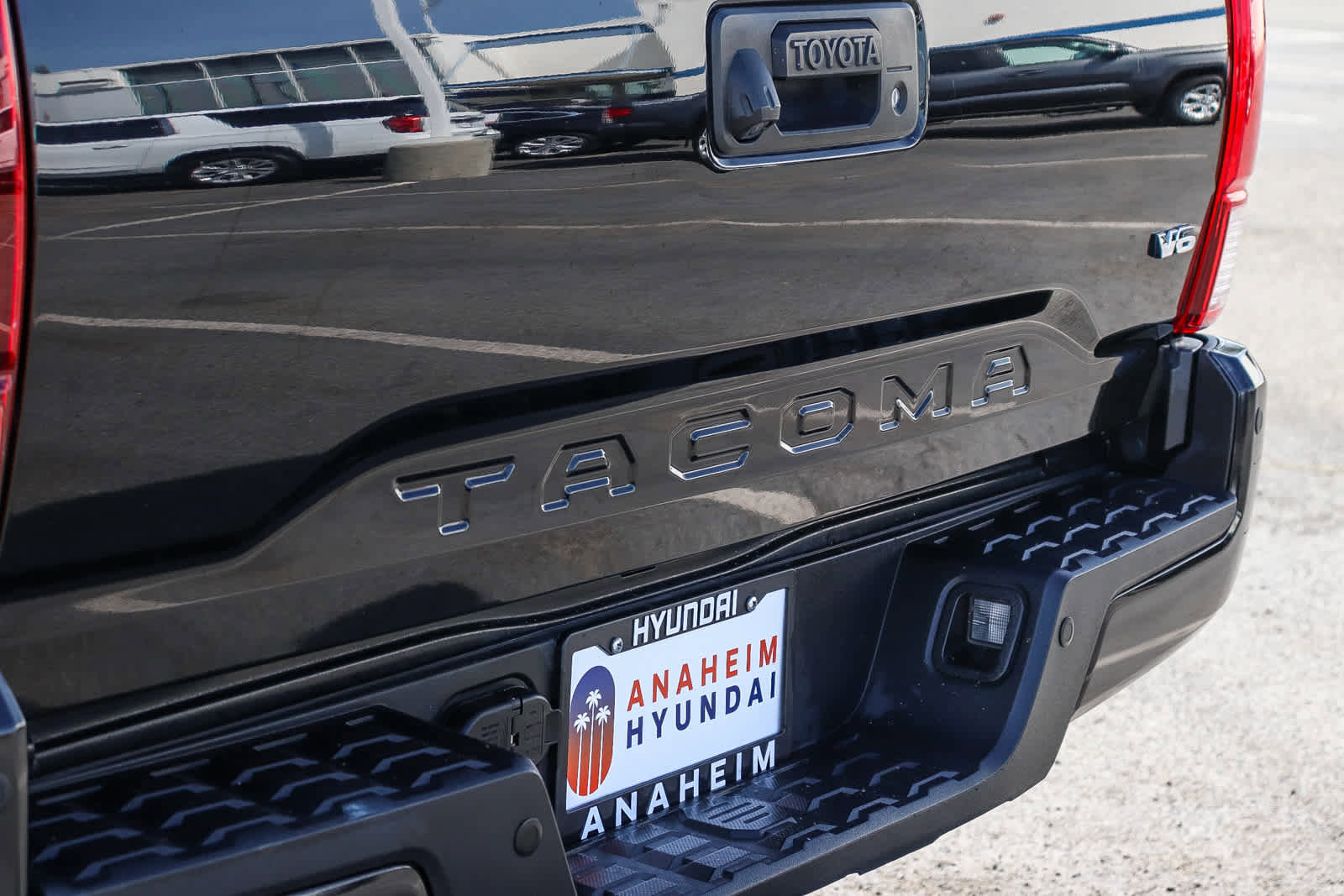 Used 2018 Toyota Tacoma TRD Sport w/ Technology Package image 10