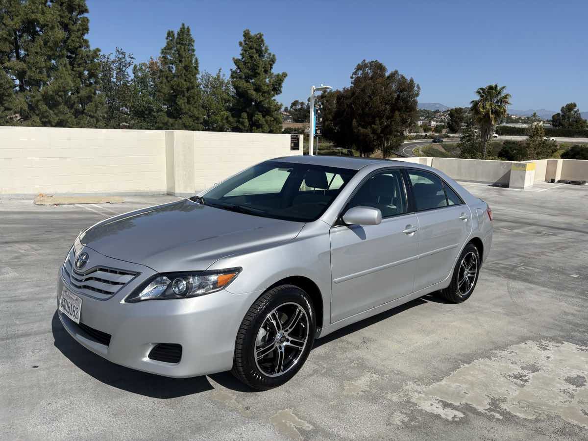 Used 2010 Toyota Camry LE FWD image 2