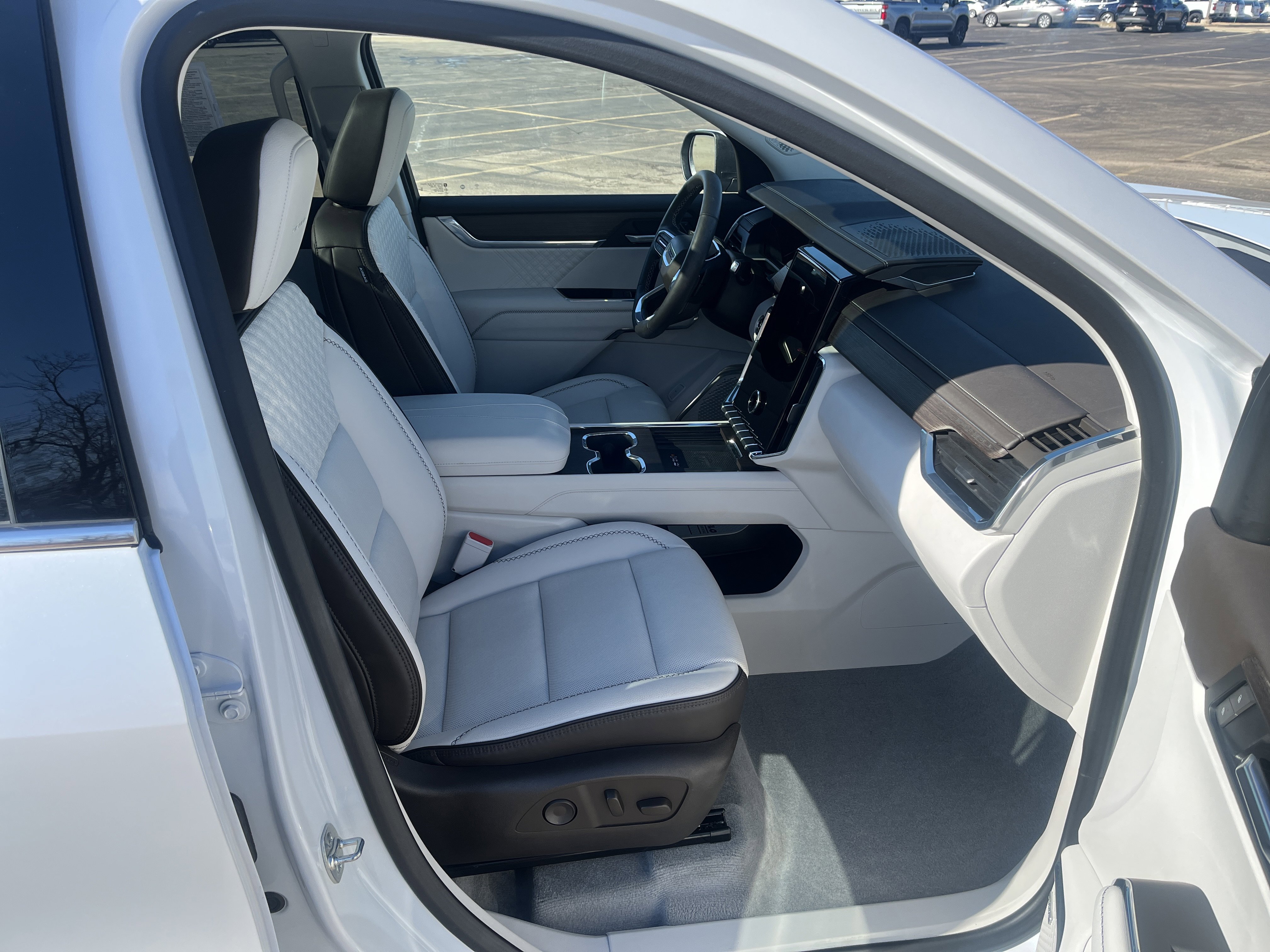 Used 2025 GMC Acadia Denali image 18