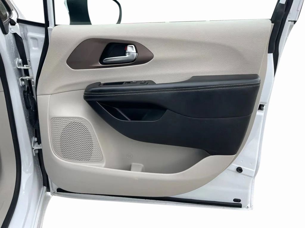 Used 2022 Chrysler Voyager LX image 25