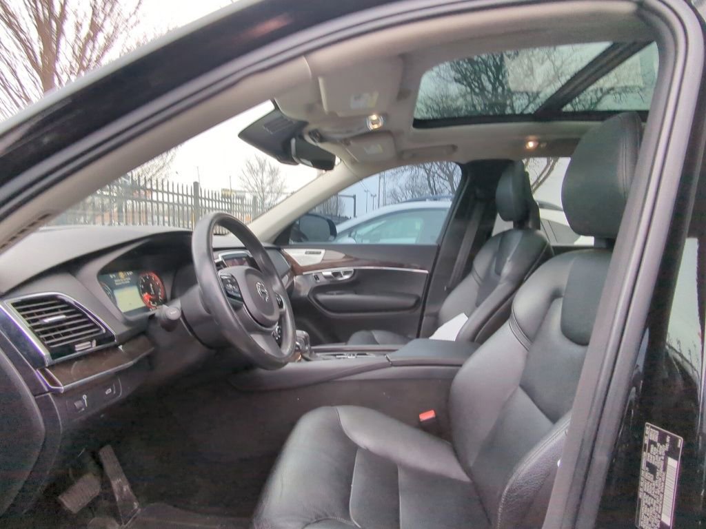 Used 2016 Volvo XC90 T6 Momentum w/ Momentum Plus Package image 6