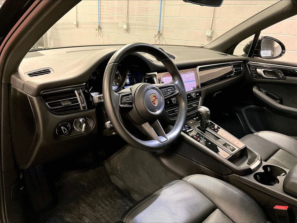 Certified 2023 Porsche Macan AWD/4WD image 4