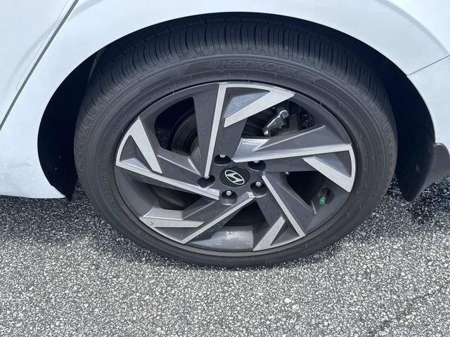 Certified 2025 Hyundai Elantra Limited FWD image 19