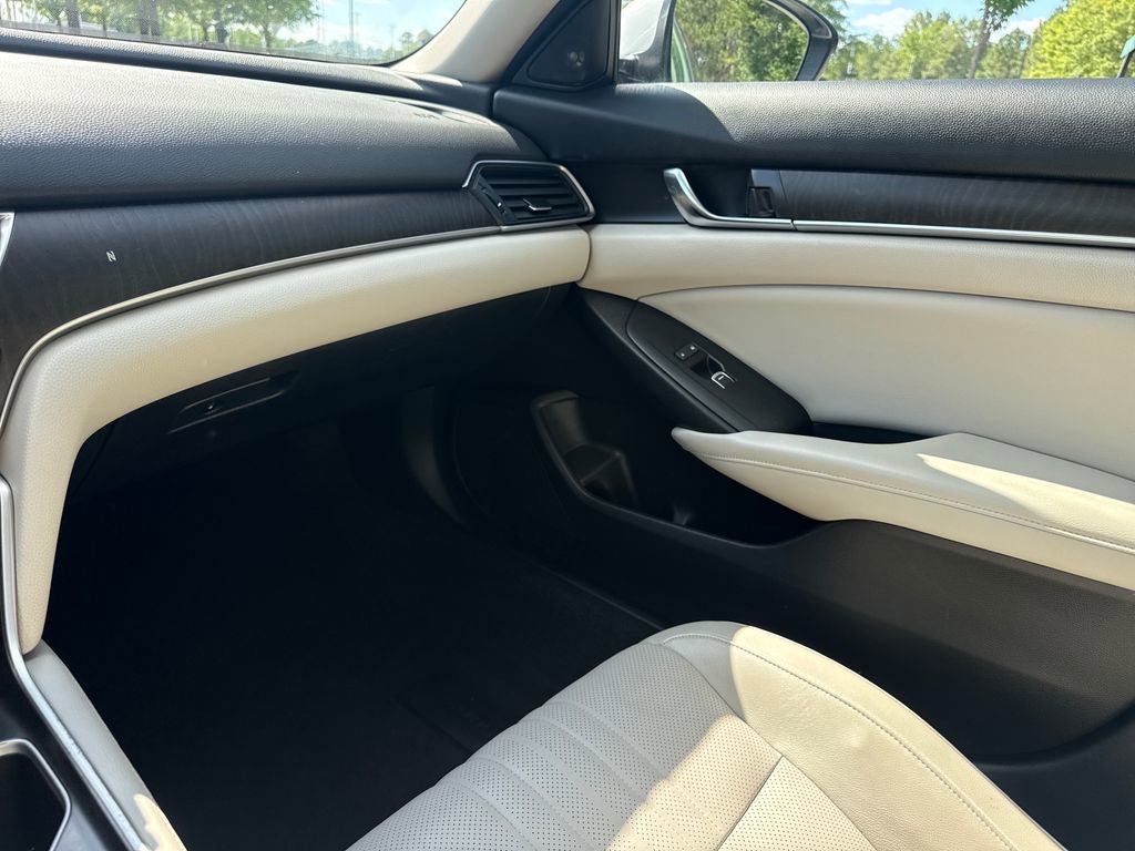 Used 2018 Honda Accord Touring image 17